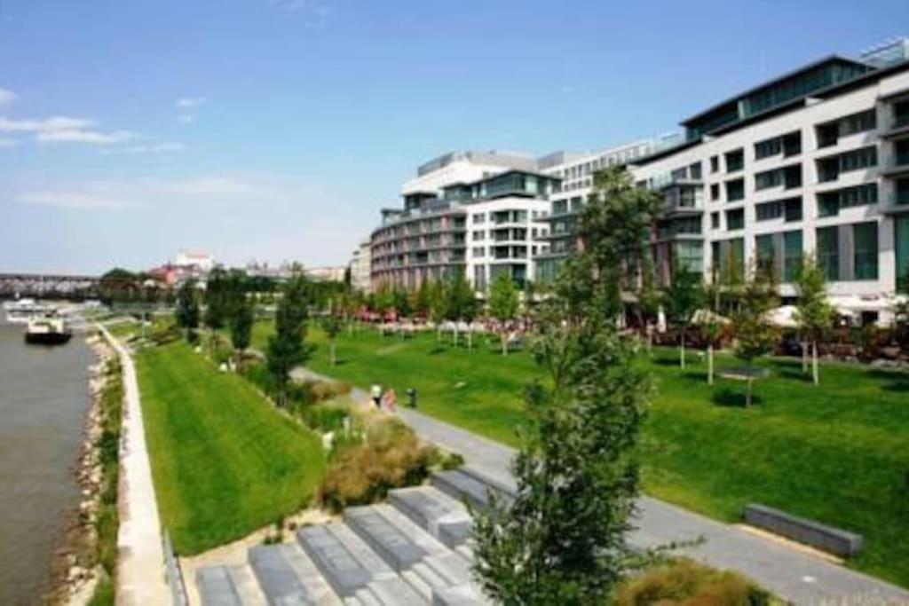 Stylish Getaway In Prime Bratislava Location - By The Danube And Old Town Apartment Exterior photo