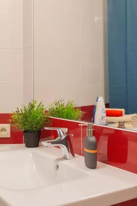 Stylish Getaway In Prime Bratislava Location - By The Danube And Old Town Apartment Exterior photo